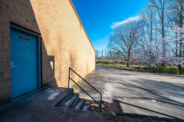 6- Exterior Entrance-Dock