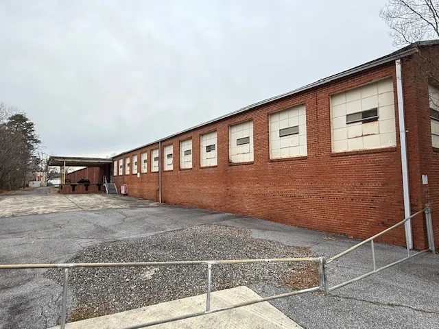 7- Covered Loading Dock w Forklift